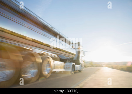 Citerne en acier inoxydable sur la route Banque D'Images