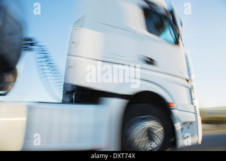 Semi-truck en mouvement Banque D'Images