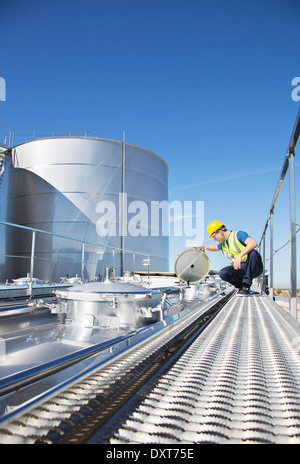 Sur la plate-forme au-dessus du travailleur citerne en acier inoxydable Banque D'Images