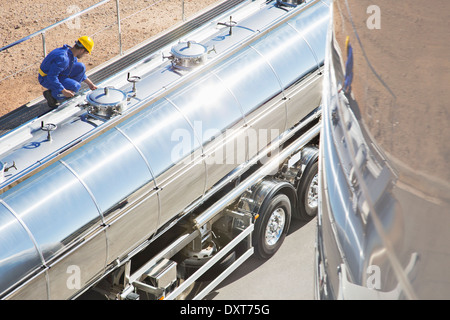 Sur la plate-forme au-dessus du travailleur citerne en acier inoxydable Banque D'Images