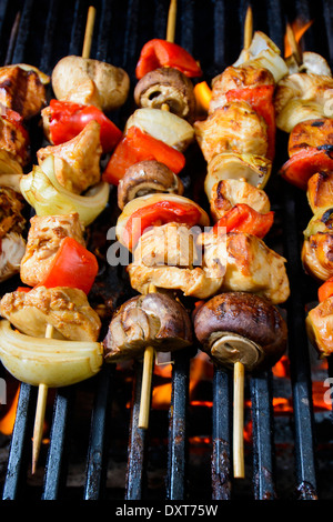 Brochette de poulet Shis avec champignons et poivrons préparé plus de flamme combustion lente, barbecue traditionnel. Banque D'Images