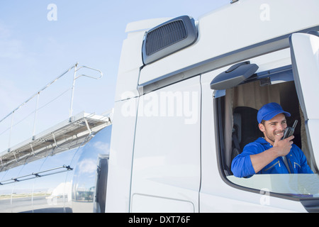 Pilote à l'aide de talkie-walkie dans la citerne en acier inoxydable Banque D'Images