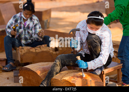 Sculpteur de bois sur l'enceinte du Sanctuaire de la Vérité à Pattaya, Thaïlande Banque D'Images