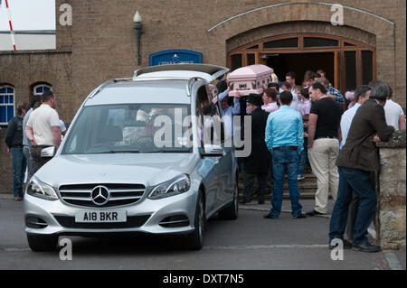 , Bicester Oxfordshire, UK . 30Th Mar, 2014. Obsèques de Ellie-May Doran (2) tué la semaine dernière dans un accident. La messe a eu lieu à l'Église catholique de l'immaculée conception à Bicester. Il a réuni 150 -200 personnes. Credit : Desmond Brambley/Alamy Live News Banque D'Images