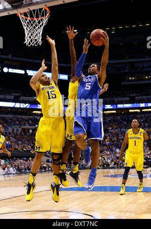 Indianapolis, IN, USA. 30Th Mar, 2014. Kentucky Wildcats guard Andrew Harrison (5) marqué sur un dur passé Michigan Wolverines en avant Jon Horford (15) et le Michigan Wolverines guard Caris LeVert (23) que l'Université du Kentucky a joué l'Université du Michigan en Lucas Oil Stadium à Indianapolis, IN., Dimanche, Mars 30, 2014. C'est première moitié NCAA Midwest finales régionales à l'action. Photo par Charles Bertram | Lexington Herald-Leader : Crédit Personnel/ZUMAPRESS.com/Alamy Live News Banque D'Images
