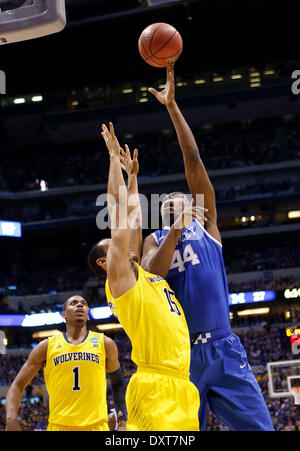 Indianapolis, IN, USA. 30Th Mar, 2014. Centre des Wildcats de Kentucky Dakari Johnson (44) a marqué sur le Michigan Wolverines en avant Jon Horford (15) que l'Université du Kentucky a joué l'Université du Michigan en Lucas Oil Stadium à Indianapolis, IN., Dimanche, Mars 30, 2014. C'est première moitié NCAA Midwest finales régionales à l'action. Photo par Charles Bertram | Lexington Herald-Leader : Crédit Personnel/ZUMAPRESS.com/Alamy Live News Banque D'Images