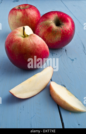 La pomme est un fruit populaire. Elles sont cultivées en Europe, d'Asie et d'Amérique.La variété de pommes Fuji sont doux et délicieux. Banque D'Images