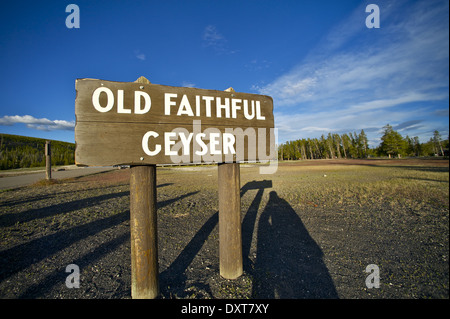 Old Faithful Geyser Wood Sign - Old Faithful Geyser célèbre dans le Parc National de Yellowstone, Wyoming, USA Banque D'Images