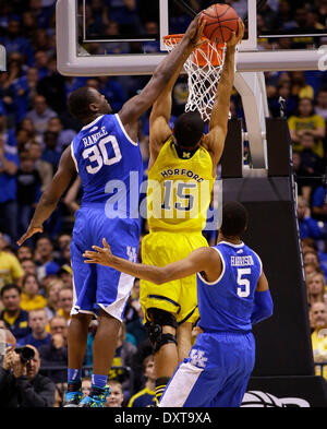 Indianapolis, IN, USA. 30Th Mar, 2014. Kentucky Wildcats avant Julius Randle (30) a bloqué le coup du Michigan Wolverines en avant Jon Horford (15) au Kentucky Michigan défait 75-72 dans l'Élite 8, le vendredi 28 mars 2014 à Indianapolis, IN. Photo par Mark Cornelison | Crédit Personnel : Lexington Herald-Leader/ZUMAPRESS.com/Alamy Live News Banque D'Images
