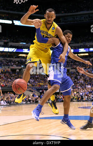 Indianapolis, IN, USA. 30Th Mar, 2014. Kentucky Wildcats guard Andrew Harrison (5) et le Michigan Wolverines en avant Jon Horford (15) finalement embrouillés passe pour un rebond comme l'Université du Kentucky a joué l'Université du Michigan en Lucas Oil Stadium à Indianapolis, IN., Dimanche, Mars 30, 2014. C'est seconde moitié NCAA Midwest finales régionales à l'action. La France a gagné 75-72 à l'avance pour la finale à quatre. Photo par Charles Bertram | Lexington Herald-Leader : Crédit Personnel/ZUMAPRESS.com/Alamy Live News Banque D'Images