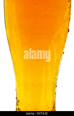 Verre de bière légère isolé sur blanc. Gros plan en verre. Boissons Photo Collection. Banque D'Images