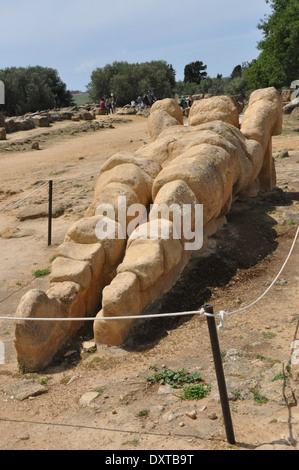 Vestiges de l'un atlas dans le domaine Olympéion, Valle dei Templi, Agrigento, Sicile Banque D'Images
