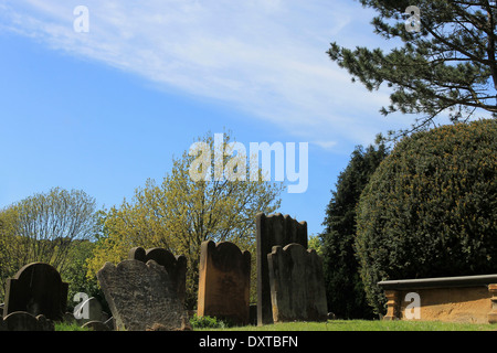 Vieux cimetière tombes en anglais, scène d'été. Banque D'Images