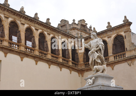 Statue sur la Via Del Republica, Mazara del Vallo, sur le côté de Cattedrale San Salvatore, Mazara del Vallo, Trapani, Sicile. Banque D'Images