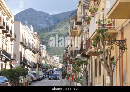 Rue étroite à Castellamare del Golfo, en Sicile, avec des montagnes en arrière-plan. Banque D'Images