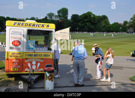 Frederick's ice cream kiosque, Queens Park, Chesterfield, Derbyshire, Angleterre, RU Banque D'Images