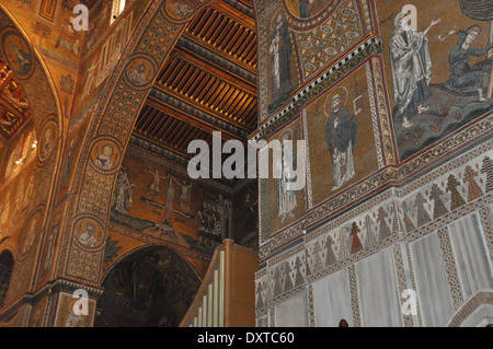 Mosaïques byzantines dans l'intérieur de la cathédrale de Monreale, en Sicile. Banque D'Images
