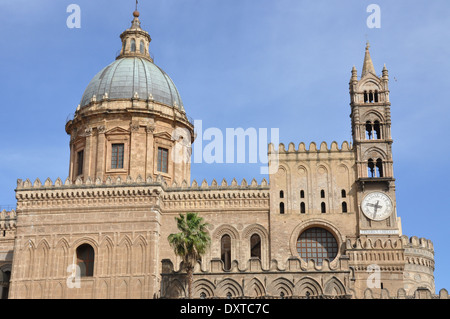 Le clocher de la cathédrale et de la cathédrale de Palerme Banque D'Images