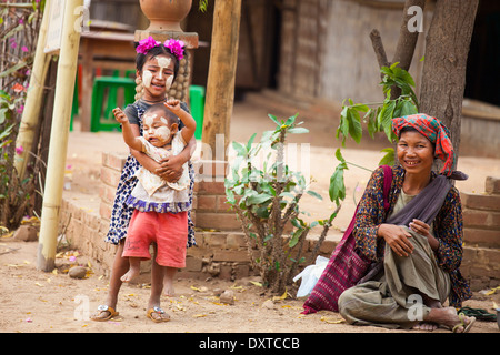 Jeune famille à Bagan, Myanmar Banque D'Images