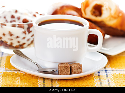 Tasse de café, des croissants frais et du muesli Banque D'Images