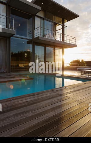 Soleil derrière maison de luxe avec piscine Banque D'Images