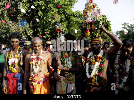 Yangon, Myanmar. 30Th Mar, 2014. Les dévots hindous célébrer une fête hindoue traditionnelle, dans la banlieue de Yangon, Myanmar, le 30 mars 2014. Credit : U Aung/Xinhua/Alamy Live News Banque D'Images