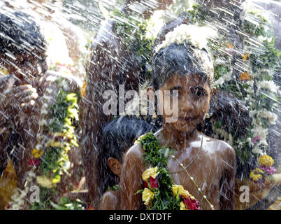 Yangon, Myanmar. 30Th Mar, 2014. Les enfants célébrer une fête hindoue traditionnelle, dans la banlieue de Yangon, Myanmar, le 30 mars 2014. Credit : U Aung/Xinhua/Alamy Live News Banque D'Images