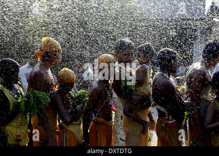Yangon, Myanmar. 30Th Mar, 2014. Les dévots hindous célébrer une fête hindoue traditionnelle, dans la banlieue de Yangon, Myanmar, le 30 mars 2014. Credit : U Aung/Xinhua/Alamy Live News Banque D'Images