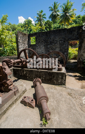 De l'eau déplacé gauche machines abandonnées sur une ancienne usine dans une plantation de canne à sucre, Martinique, Antilles françaises Banque D'Images