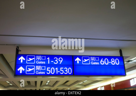 Aux portes d'embarquement d'une signalisation de l'aéroport de Hong Kong Banque D'Images