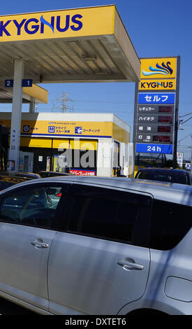 Tokyo, Japon. 3e Mar, 2014. Business de réseau express régional poste d'essence libre-service est rapide que les conducteurs d'essayer de remplir leur voiture à Nishi-Funabashi, à l'Est de Tokyo, le lundi 31 mars 2014, avant que le gouvernement n'impose la taxe de vente de 5  % à 8  % le 1er avril comme le pays des accolades pour sa première hausse d'impôt de ans.La dernière fois que le Japon a instauré un prélèvement plus élevé en 1997, elle a été suivie par des années de déflation et de la croissance économique anémique. Credit : Fujifotos/AFLO/Alamy Live News Banque D'Images