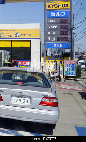 Tokyo, Japon. 3e Mar, 2014. Business de réseau express régional poste d'essence libre-service est rapide que les conducteurs d'essayer de remplir leur voiture à Nishi-Funabashi, à l'Est de Tokyo, le lundi 31 mars 2014, avant que le gouvernement n'impose la taxe de vente de 5  % à 8  % le 1er avril comme le pays des accolades pour sa première hausse d'impôt de ans.La dernière fois que le Japon a instauré un prélèvement plus élevé en 1997, elle a été suivie par des années de déflation et de la croissance économique anémique. Credit : Fujifotos/AFLO/Alamy Live News Banque D'Images