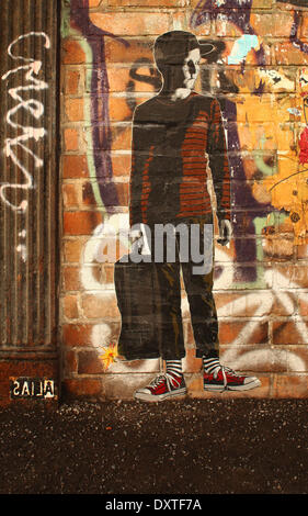 Une photo par artiste streetart Berlin 'Alias', un garçon tenant une valise avec un fusible de gravure, photographié à Berlin, février 2014. Pour un usage éditorial uniquement crédit obligatoire : ALIAS/PHOTO:WOLFRAM STEINBERG DPA Banque D'Images