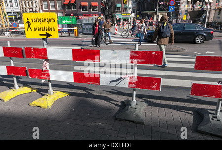 AMSTERDAM, Pays-Bas - 19 mars 2014 : rouge et blanc à rayures route avertissement frontières de l'aire de street en construction Banque D'Images