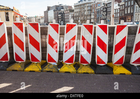 AMSTERDAM, Pays-Bas - 19 mars 2014 : rouge et blanc à rayures de signalisation d'avertissement se tenir sur la frontière de street Banque D'Images