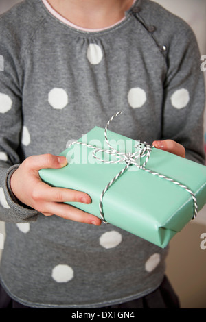 Fille sur anniversaire tenant une boîte-cadeau, Munich, Bavière, Allemagne Banque D'Images