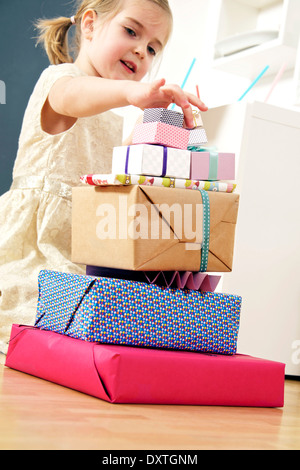 Fille sur l'anniversaire à la pile de cadeaux, à Munich, Bavière, Allemagne Banque D'Images