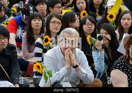 Un homme âgé assis parmi les étudiants taiwanais qui protestaient pacifiquement au sujet de la démocratie à Taiwan, Londres, Royaume-Uni. Banque D'Images