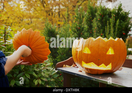 Visage de citrouille, Jack O'Lantern in Garden Banque D'Images