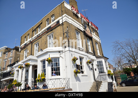 La croix blanche sur la rivière à Richmond, dans le sud de Londres. Banque D'Images