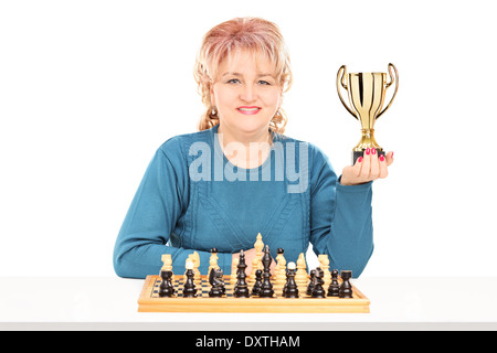 Femelle adulte joueur tient un trophée Banque D'Images