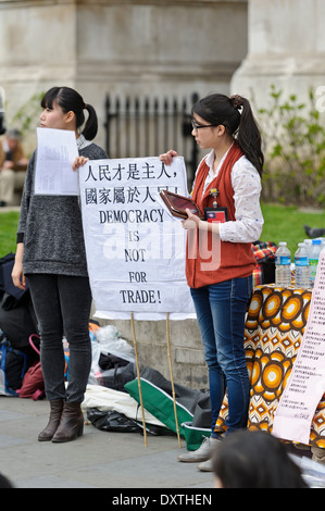 Les étudiants taiwanais qui protestaient pacifiquement au sujet de la démocratie à Taiwan et de service accord commercial avec la Chine à Trafalgar Square,UK Banque D'Images