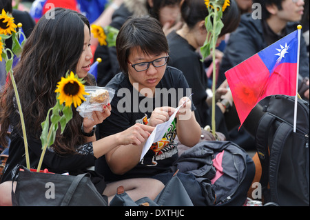 Les étudiants taiwanais qui protestaient pacifiquement au sujet de la démocratie à Taiwan et de service accord commercial avec la Chine à Trafalgar Square,UK Banque D'Images