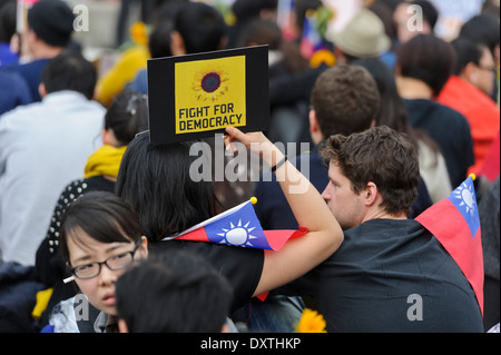 Les étudiants taiwanais qui protestaient pacifiquement au sujet de la démocratie à Taiwan et de service accord commercial avec la Chine à Trafalgar Square,UK Banque D'Images