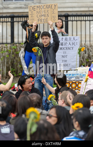 Les étudiants taiwanais qui protestaient pacifiquement au sujet de la démocratie à Taiwan et de service accord commercial avec la Chine à Trafalgar Square,UK Banque D'Images