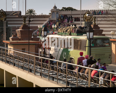 L'Inde, Punjab, Amritsar, Wagah PTDC Delhi-Lahore, bus passant par la frontière avec le Pakistan Banque D'Images