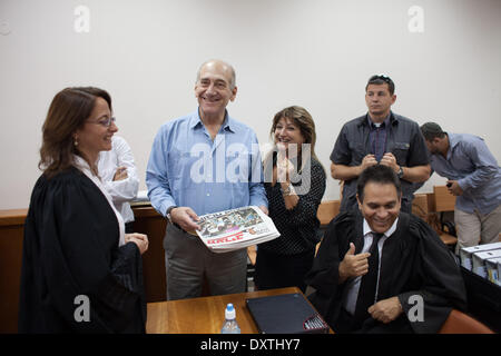 Jérusalem. Mar 31, 2014. Photo prise le 21 juillet 2011, indique l'ancien Premier ministre israélien Ehud Olmert (2L, arrière) et sa secrétaire Shula Zaken (3L, arrière) à la Cour de district de Jérusalem. L'ancien Premier ministre israélien Ehoud Olmert a été reconnu coupable de prendre la corruption le 31 mars 2014 au cour de Tel Aviv dans une affaire de corruption datant de l'époque où il était maire de Jérusalem. © Emil/JINI Salman/Xinhua/Alamy Live News Banque D'Images