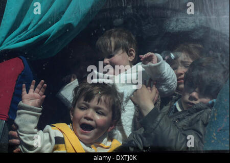 Rafah, bande de Gaza, territoire palestinien. Mar 31, 2014. Les enfants palestiniens dans l'espoir de pénétrer en Egypte à l'intérieur d'un bus d'attente au point de passage de Rafah entre l'Egypte et le sud de la bande de Gaza le 31 mars 2014. Les autorités égyptiennes ont rouvert partiellement frontalier de Rafah, la fenêtre principale de Gaza sur le monde, le samedi pour trois jours après 50 jours de sa fermeture, les agents à la frontière Palestinienne a dit. Depuis le renversement du Président égyptien Mohamed Morsi en juillet 2013, les autorités ont tenu en grande partie le passage à niveau fermé, seulement l'ouvrir partiellement pour des périodes de temps limitées, pour des raisons humanitaires ( Banque D'Images