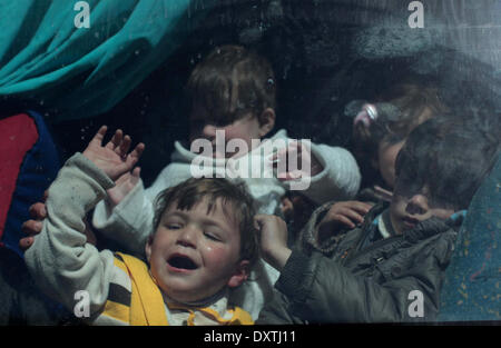 Rafah, bande de Gaza, territoire palestinien. Mar 31, 2014. Les enfants palestiniens dans l'espoir de pénétrer en Egypte à l'intérieur d'un bus d'attente au point de passage de Rafah entre l'Egypte et le sud de la bande de Gaza le 31 mars 2014. Les autorités égyptiennes ont rouvert partiellement frontalier de Rafah, la fenêtre principale de Gaza sur le monde, le samedi pour trois jours après 50 jours de sa fermeture, les agents à la frontière Palestinienne a dit. Depuis le renversement du Président égyptien Mohamed Morsi en juillet 2013, les autorités ont tenu en grande partie le passage à niveau fermé, seulement l'ouvrir partiellement pour des périodes de temps limitées, pour des raisons humanitaires ( Banque D'Images