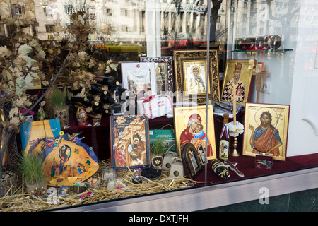 Icônes religieuses orthodoxes et d'autres éléments dans une fenêtre store à Belgrade, en Serbie. Rue Terazije Banque D'Images